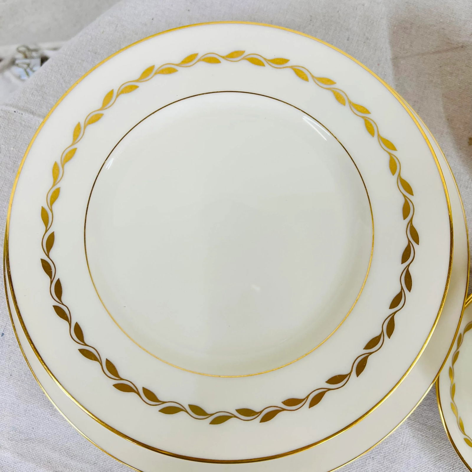 Lenox Golden Wreath Dinnerware - Set of 30 Pieces - 2