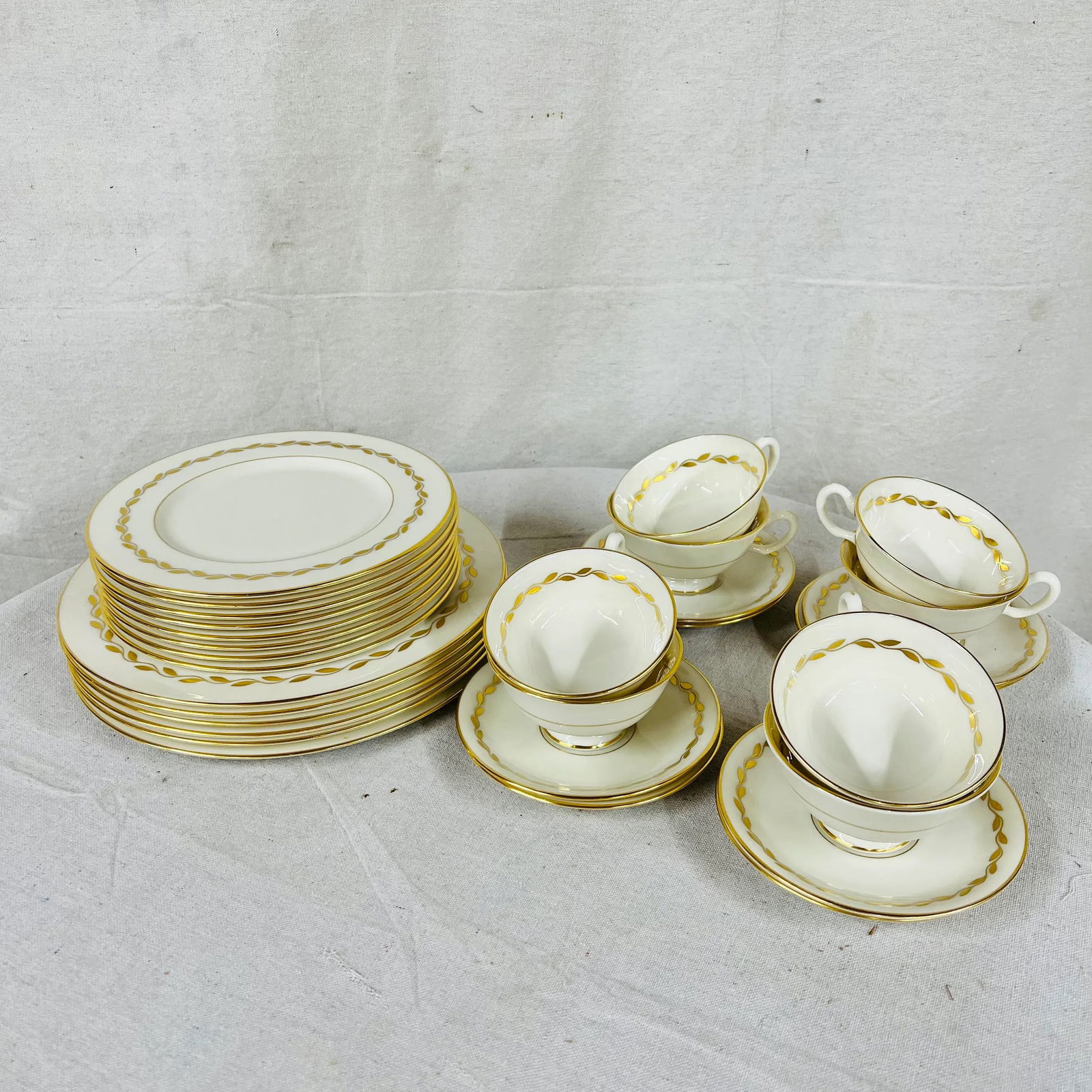Lenox Golden Wreath Dinnerware - Set of 30 Pieces - 3