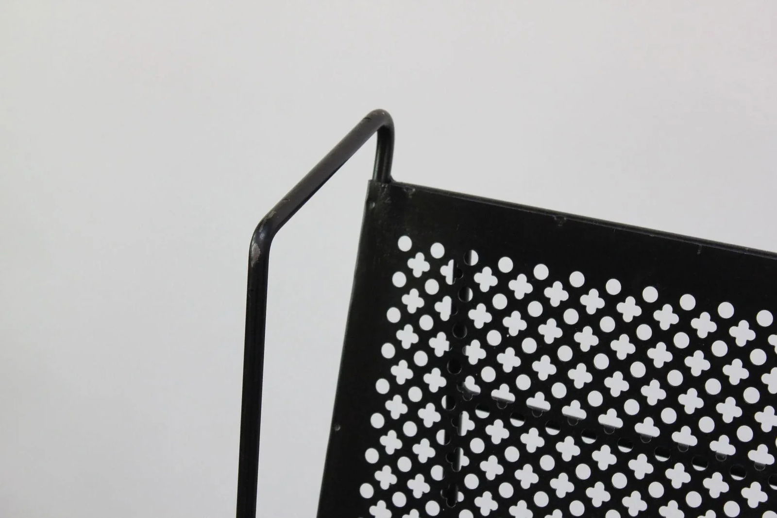 Large Mid-Century Modern Free-Standing Collapsable Metal Magazine Rack - 10