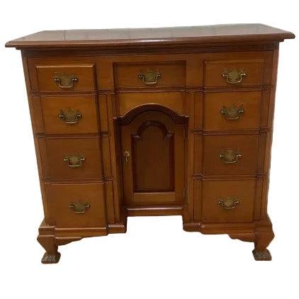 Antique George III Style Kneehole Dressing Desk: Title: Antique George III Style Kneehole Dressing Desk Description: Antique George III Stye Mahogany Kneehole Dressing Desk Beautifully Crafted George III Mahogany Kneehole Desk. This desk features a
