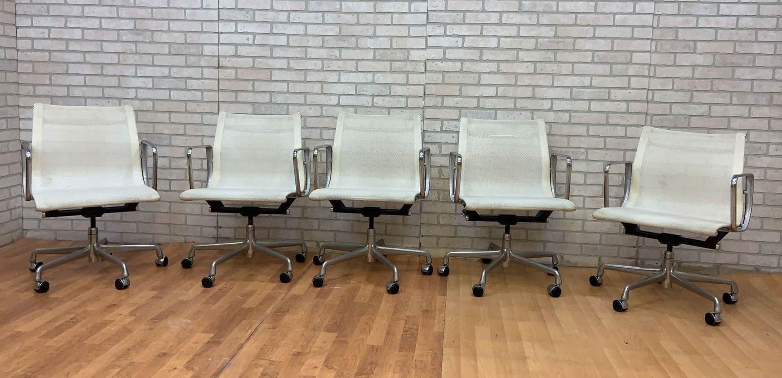 Mid Century Modern Herman Miller Eames Low Back White Mesh Desk Chair - Set of 6: Title: Mid Century Modern Herman Miller Eames Low Back White Mesh Desk Chair - Set of 6 Description: Mid Century Modern Herman Miller Eames Low Back White Mesh Office Chairs - Set of 6 Featuring 6