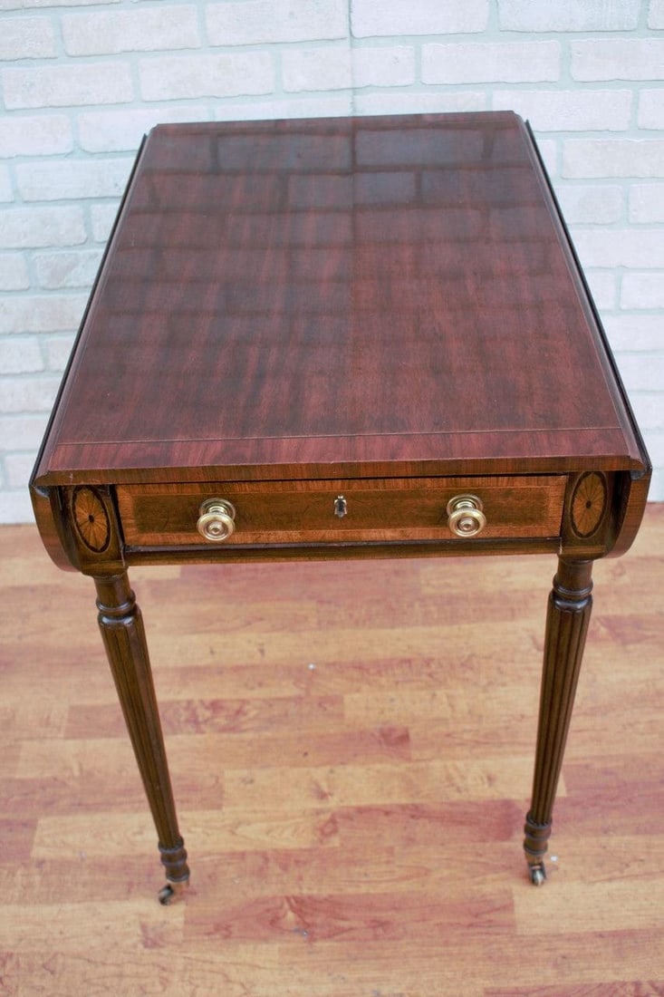 Aston Court by Henredon Side Table: Title: Aston Court by Henredon Side Table Description: Aston Court by Henderson Side Table H 27W with Leaves 40W without Leaves 20D 30 Good vintage condition Please be aware that all the items are