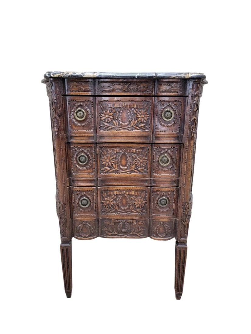 Antique French Carved Commode Chest: Title: Antique French Carved Commode Chest Description: Antique French Carved Ornate Commode Chest of Drawers with Marble Top This exquisite Antique French Commode Chest of Drawers features finely