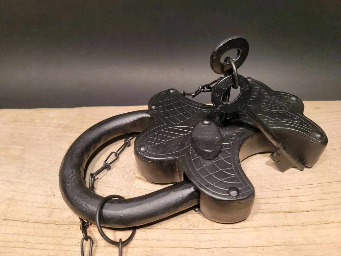 Large 9 1/2" Cast Iron Padlock Lock & Key - 9