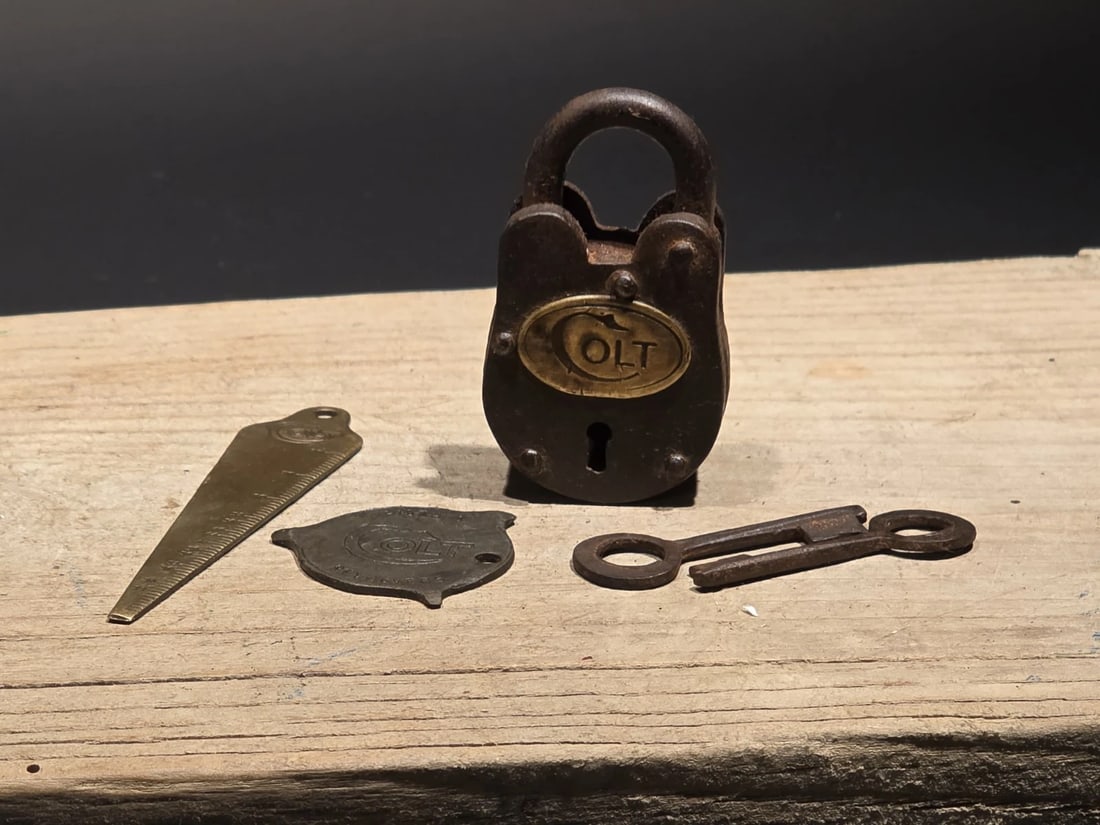 Colt Padlock Bore Gage & Screwdriver Lot: Title:Colt Padlock Bore Gage & Screwdriver LotDescription:Nice reproduction cast iron Colt padlock! Colt Brass Bore Gage and Colt screwdriver. The lock is fully functional. Great old looking pieces.