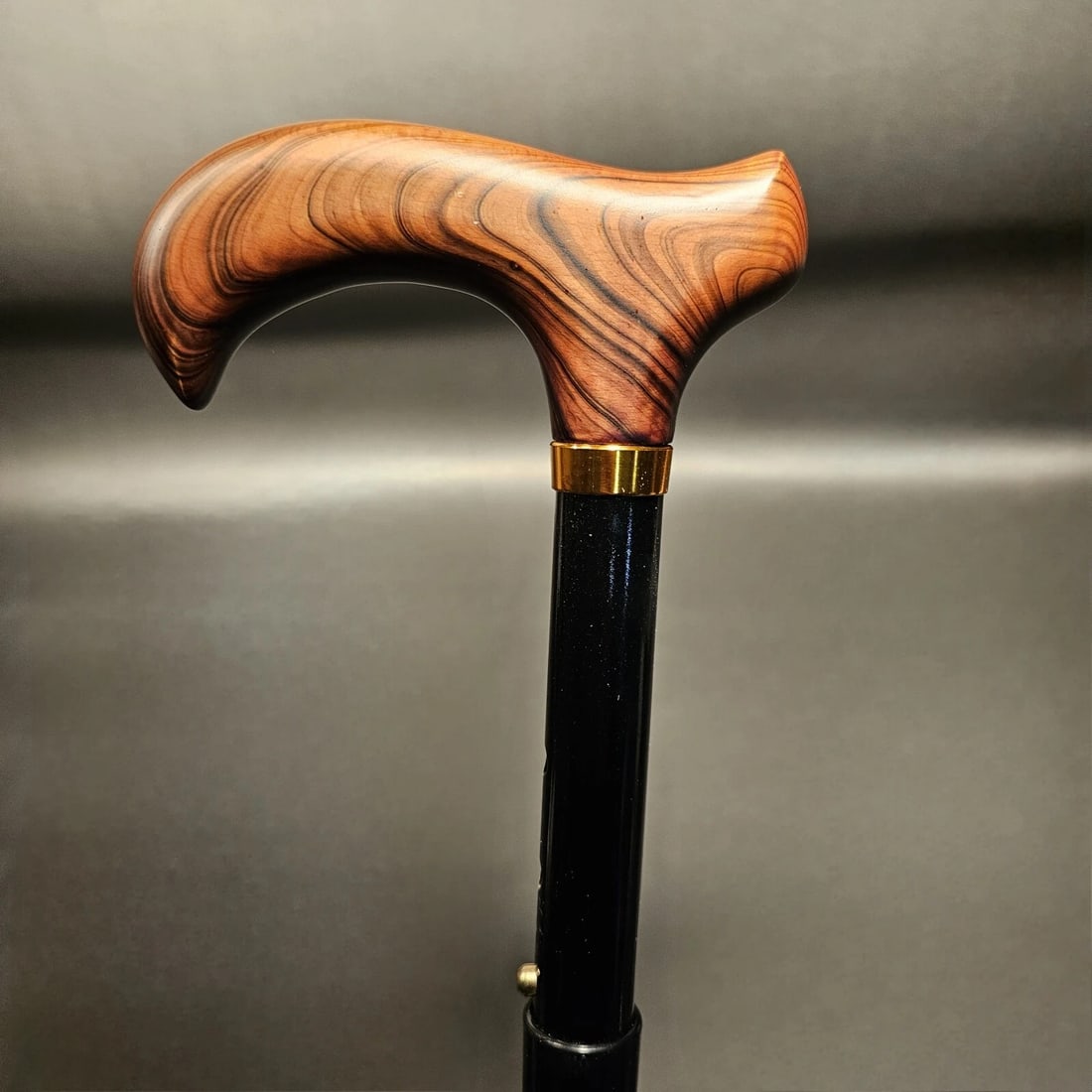 Umbrella Walking Cane: Title:Umbrella Walking CaneDescription:This Italian handcrafted umbrella features a sleek walking cane built to last. The item in the images is a model. Each item undergoes inspection before