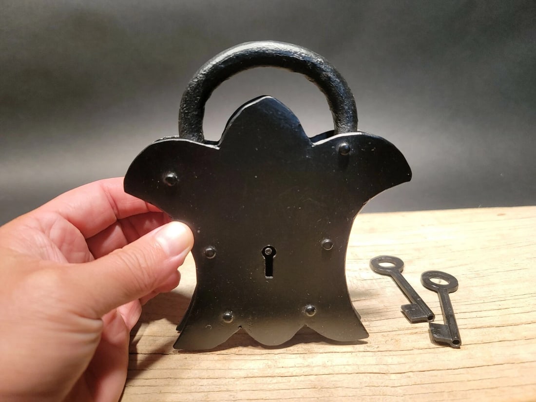 Cast Iron Padlock Lock & Key: Title:Cast Iron Padlock Lock & Key Description:4 1/2" tall x 2 5/8" Wide Nice reproduction cast iron padlock! This lock is fully functional! Hard to tell its age. Great aged patina throughout. Reserve
