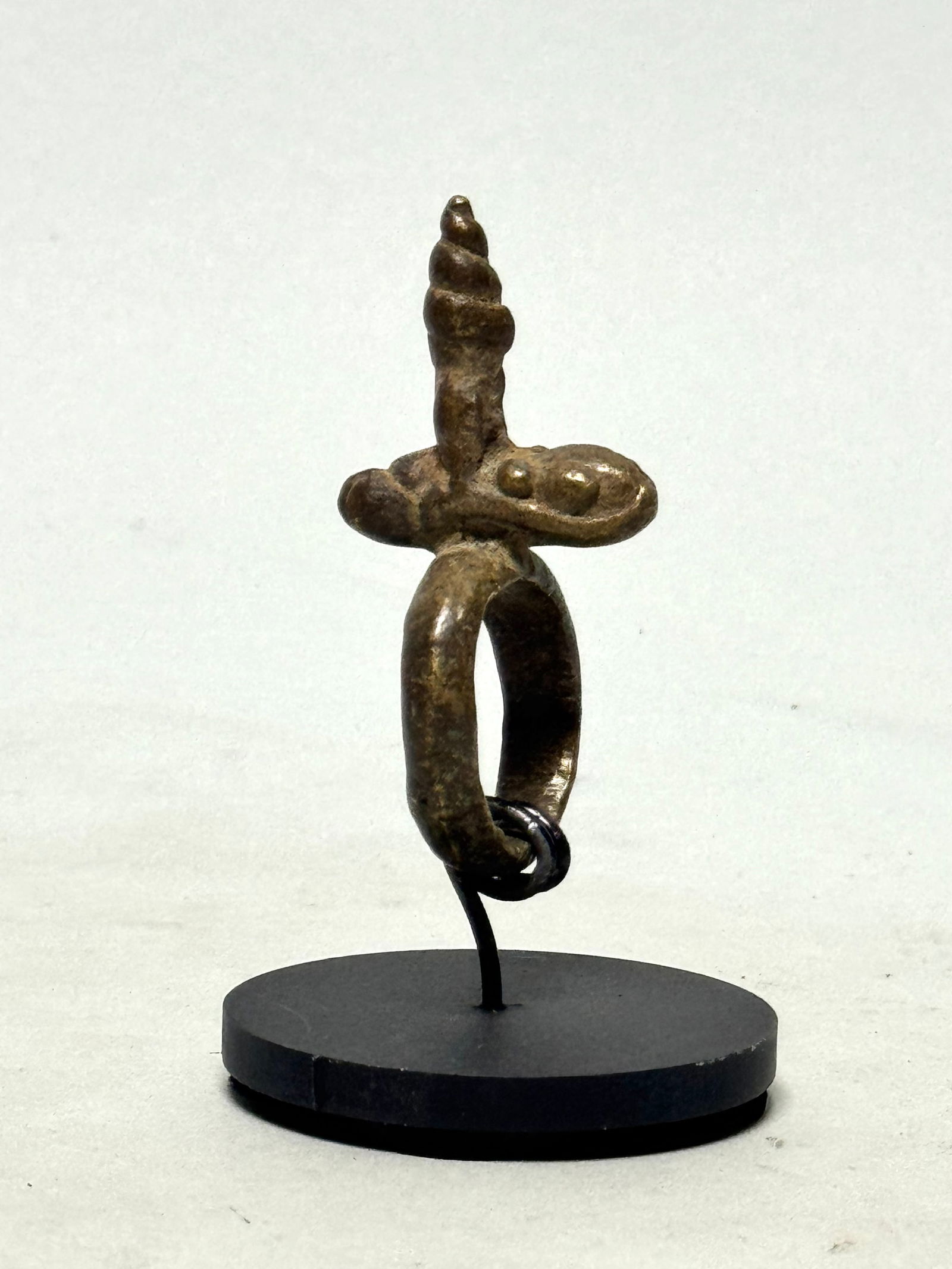 Bague Sao ring bronze - Africa incl stand: Title: Bague Sao ring bronze - Africa incl stand Description: Bague Sao ring bronze - Africa incl stand. 6 cm. Combined shipping possible. Reserve: $40.00 Shipping:Domestic: Flat-rate of $25 to