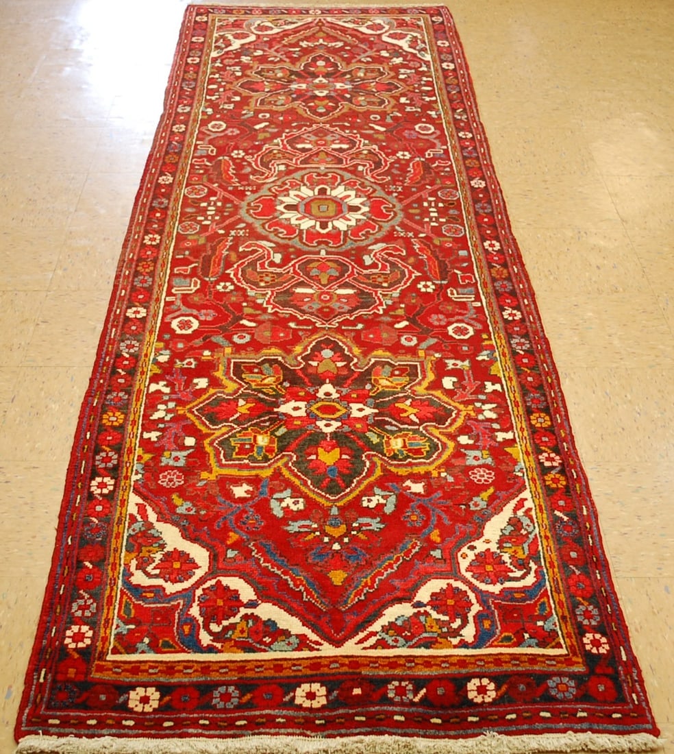 Persian HERIZ RUG 3.6x10.8: Title: Persian HERIZ RUG 3.6x10.8Description:ANTIQUE HERIZ RUNNER RUG Circa 1930s..........with an exact size of 3' 6"x 10' 8" .........Detailed design over Red background ..... ...Breathtaking