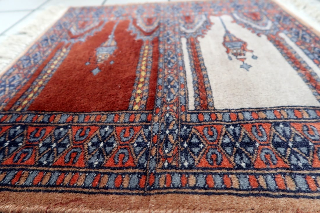 Handmade Vintage Pakistani Lahore Prayer Rug 1.9' x 1.9' (58cm x 60cm), 1960s - 10