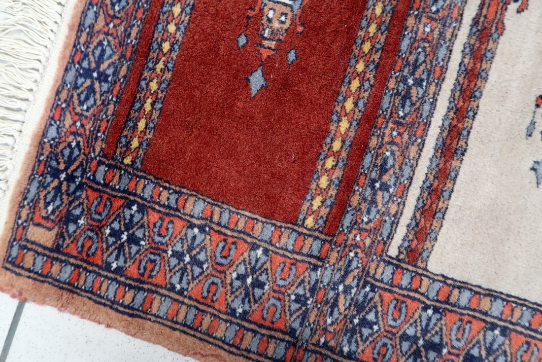 Handmade Vintage Pakistani Lahore Prayer Rug 1.9' x 1.9' (58cm x 60cm), 1960s - 4