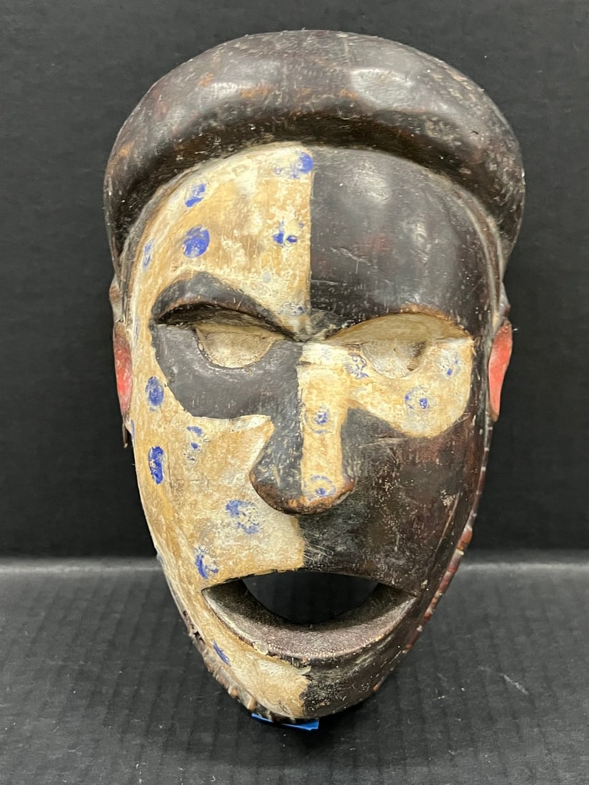 Bacongo Mask (1 of 8)