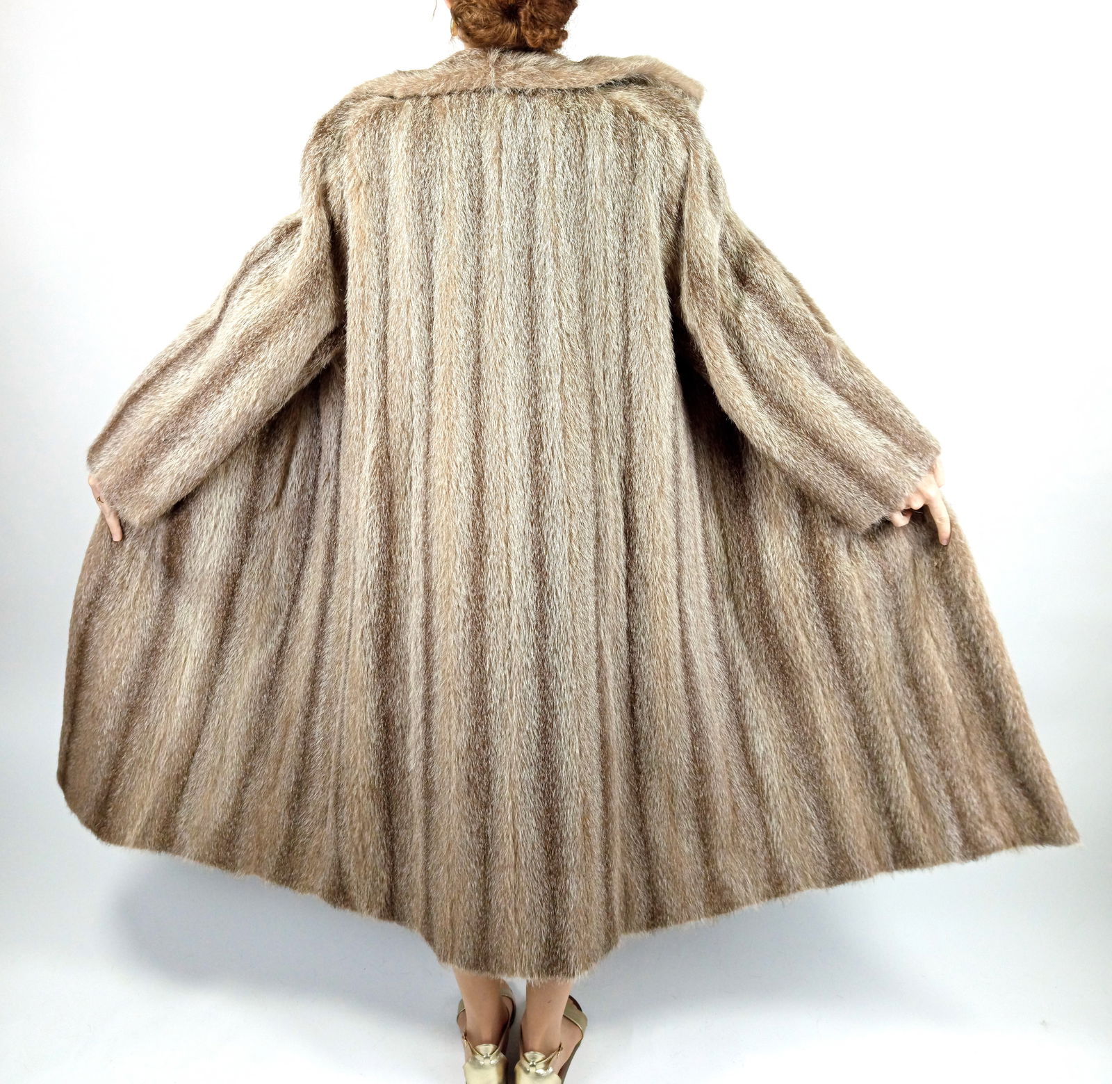 BLONDE NUTRIA FUR COAT EU: XXL ; US: 24 - 7