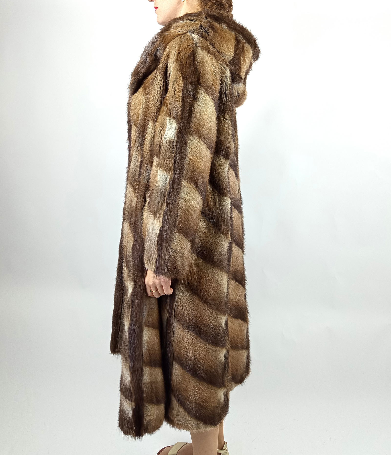 LONG MUSKRAT FUR COAT EU: XL ; US: 20 - 2