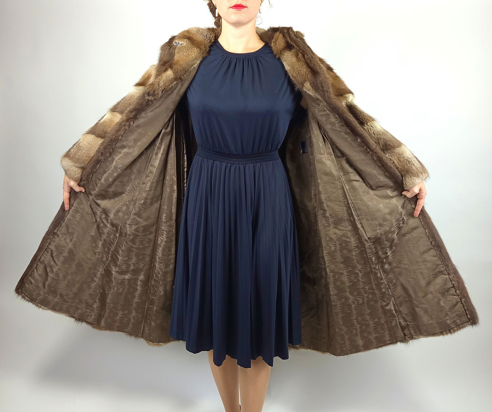 LONG MUSKRAT FUR COAT EU: XL ; US: 20 - 6