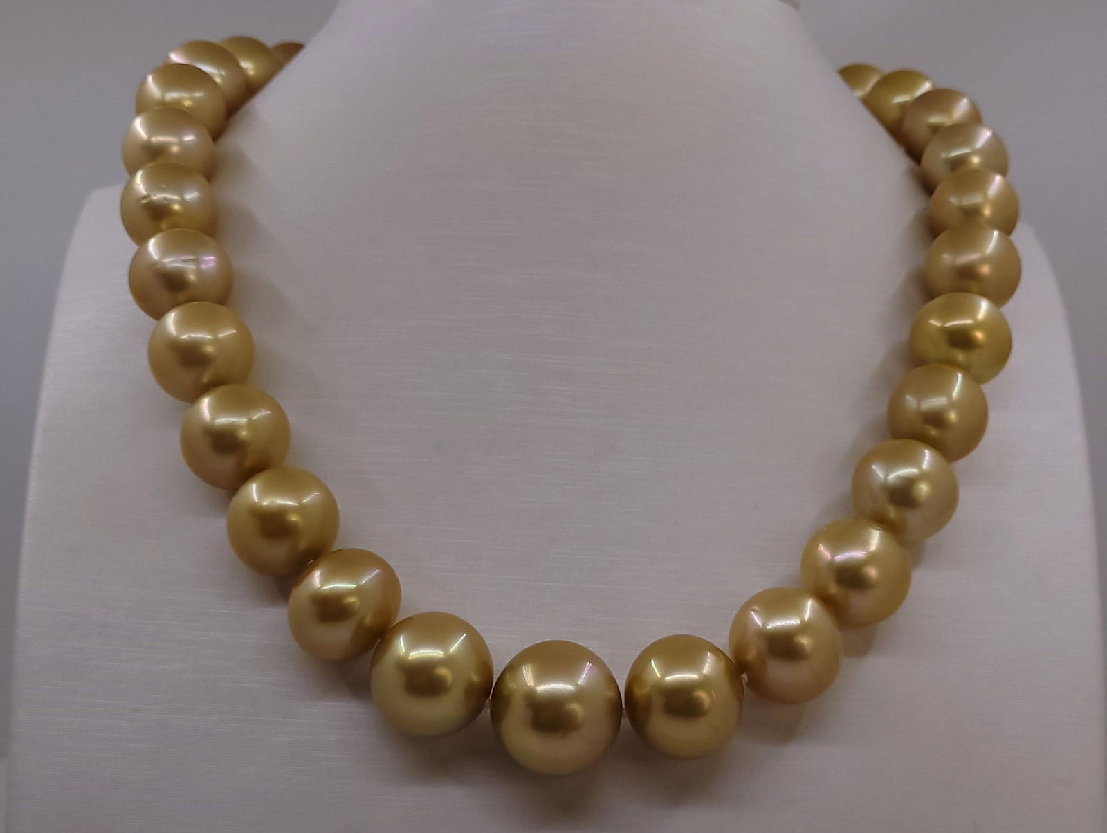 Necklace PSL Certified Australian Deep Golden South Sea Pearls - Huge Size - 13.1x16.4mm: Title: Necklace PSL Certified Australian Deep Golden South Sea Pearls - Huge Size - 13.1x16.4mm Description: This necklace is in the category of the strongest Teri according to the tested results and