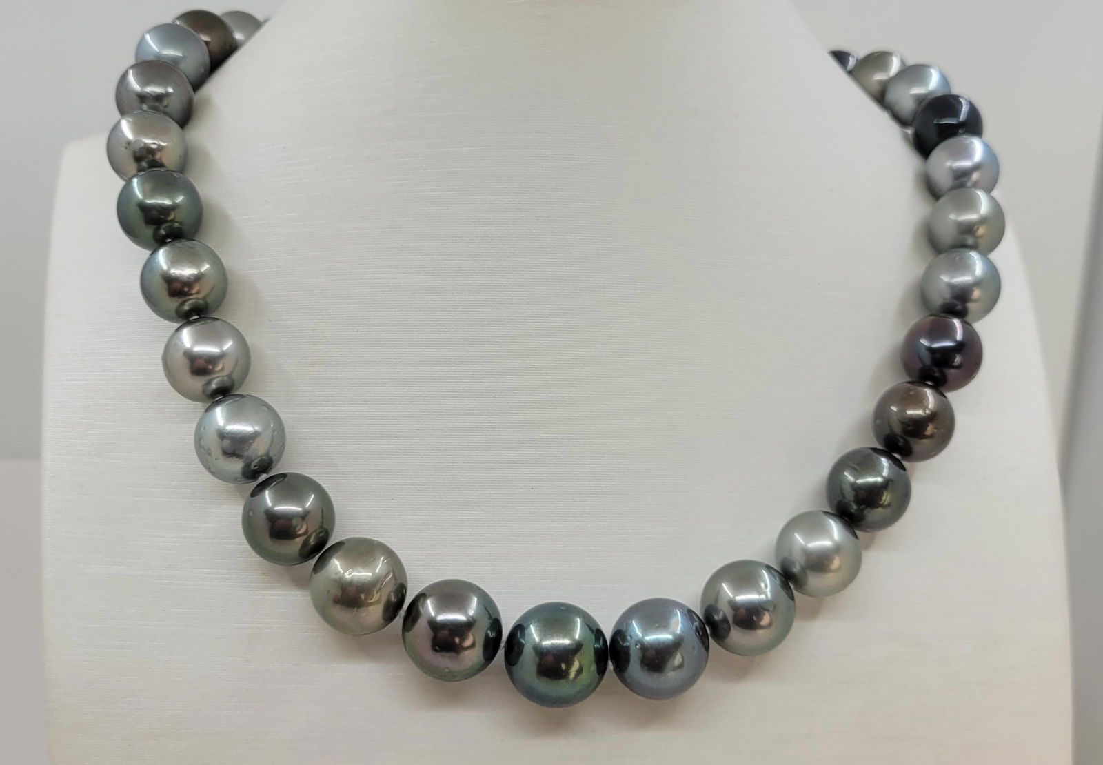 PEARL INSTITUTE CO. Certified Multi Tahitian Pearls - Huge Size - 11.0x13.8mm Necklace: Title: PEARL INSTITUTE CO. Certified Multi Tahitian Pearls - Huge Size - 11.0x13.8mm Necklace Description: This necklace is in the category of the Tahitian Pearls according to the tested results and