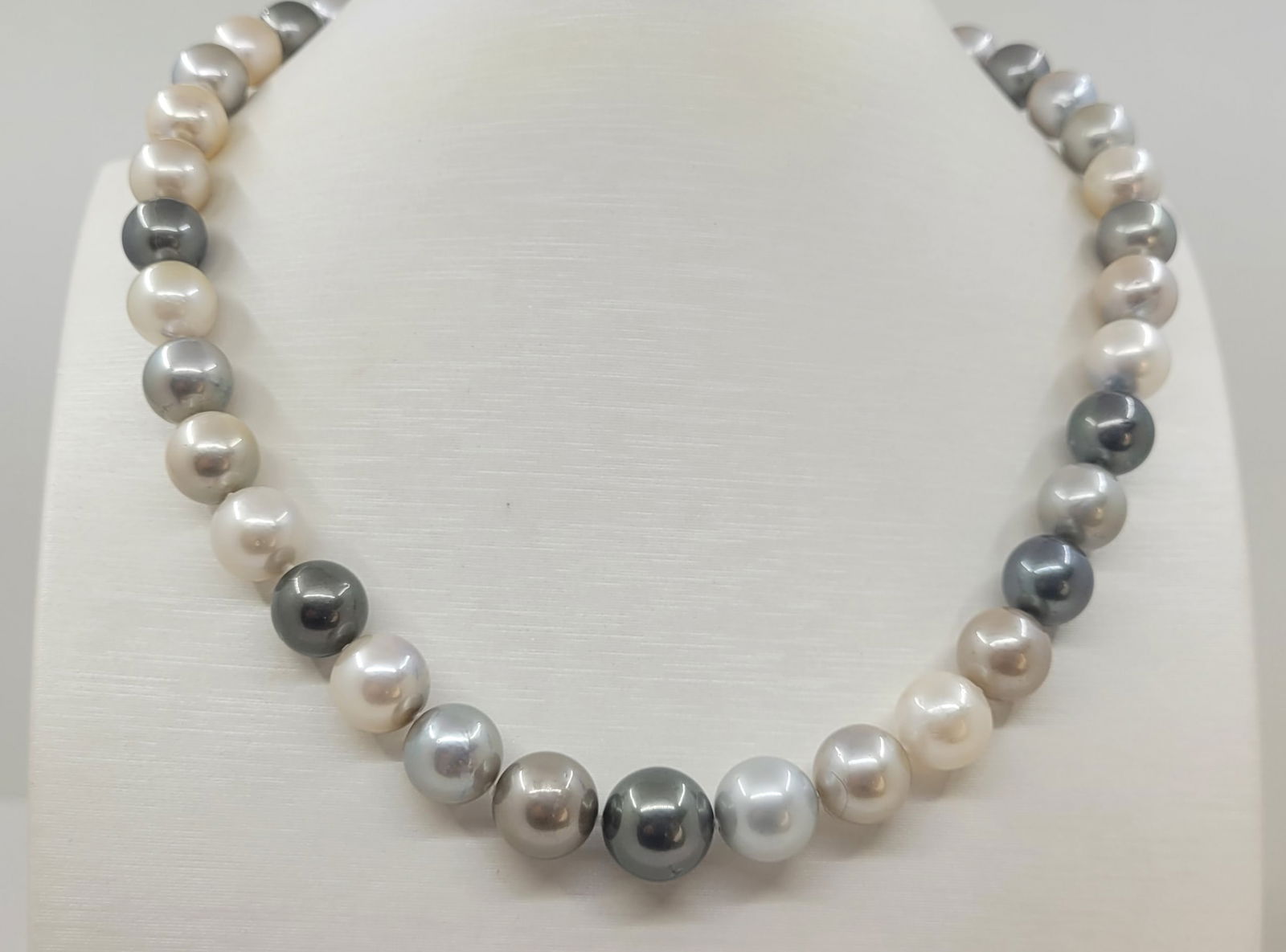 Necklace PSL Certified Tahitian Pearls - 10.0x12.2mm: Title: Necklace PSL Certified Tahitian Pearls - 10.0x12.2mm Description: This necklace is in the category of the Tahitian Pearls according to the tested results and the P.S.L criteria. Emerging