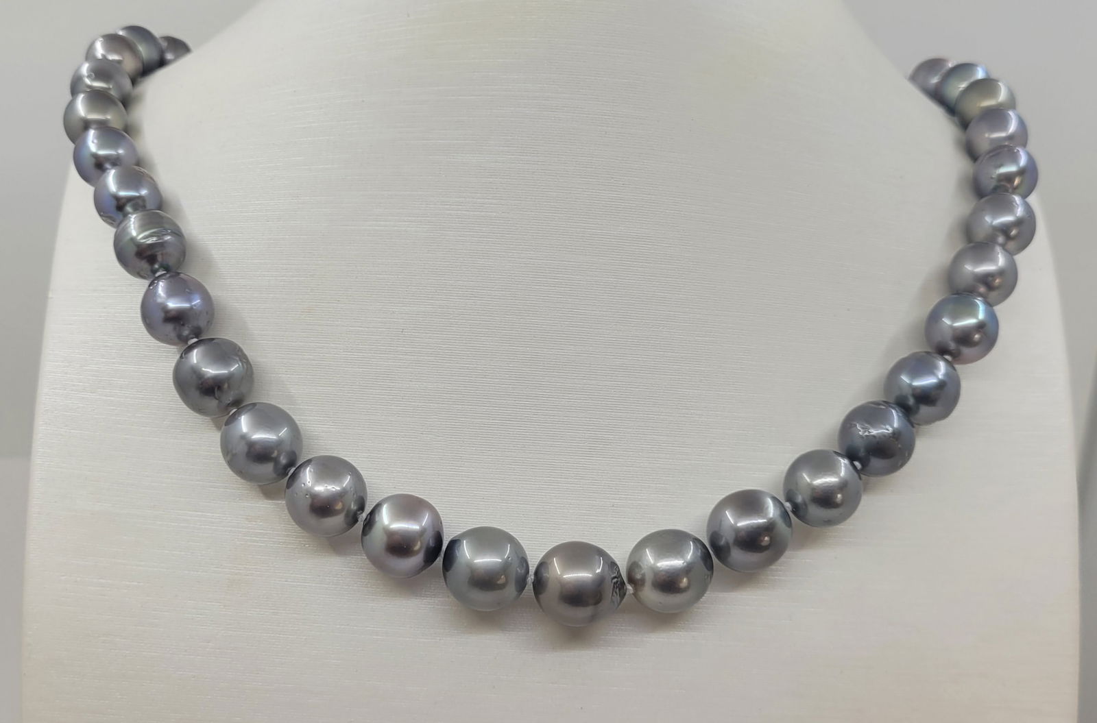 Necklace PSL Certified Tahitian Pearls - 8.4x10.9mm: Title: Necklace PSL Certified Tahitian Pearls - 8.4x10.9mm Description: This necklace is in the category of the Tahitian Pearls according to the tested results and the P.S.L criteria. Emerging