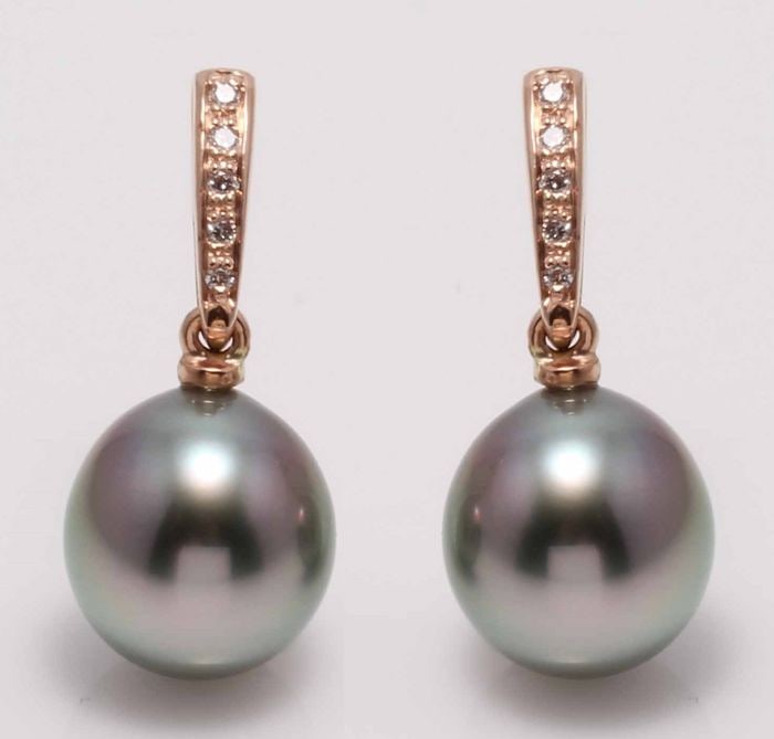 14 kt. Rose Gold - 9x10mm Peacock Tahitian Pearl Drops - Earrings - 0.08 ct: Title: 14 kt. Rose Gold - 9x10mm Peacock Tahitian Pearl Drops - Earrings - 0.08 ct Description: Produced by the Pinctada Margaritifera oyster in the tropical lagoons of French Polynesia, these pearls