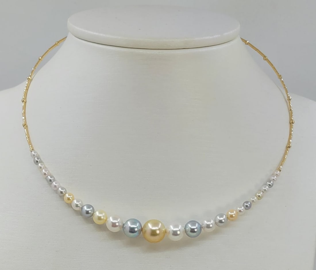 Necklace - 18 kt. Yellow gold - 3x10mm Akoya Pearls: Title: Necklace - 18 kt. Yellow gold - 3x10mm Akoya Pearls Description: An unique necklace containing 27 top quality round golden and silvery Akoya pearls. Produced in the warm oceans of Japan, the pe