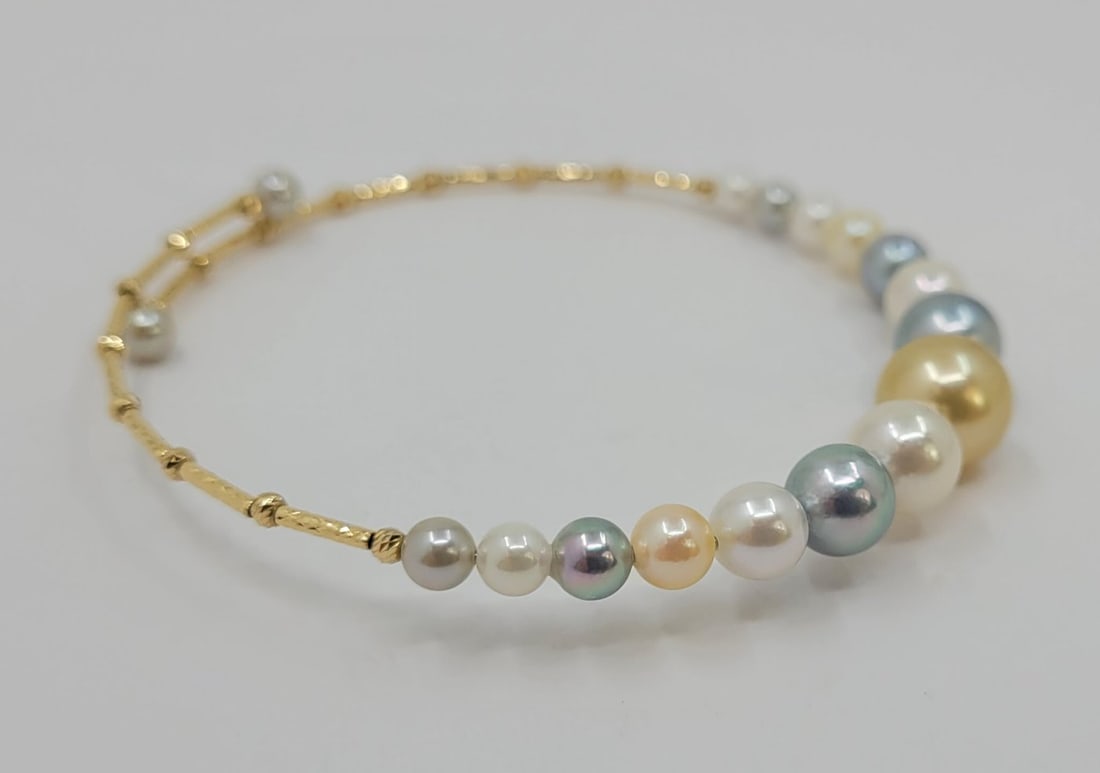 Bracelet - 18 kt. Yellow gold - 4x9mm Akoya Pearls: Title: Bracelet - 18 kt. Yellow gold - 4x9mm Akoya Pearls Description: This bracelet is adjustable in size and wraps beautifully around the wrist. An unique bracelet containing 15 top quality round go
