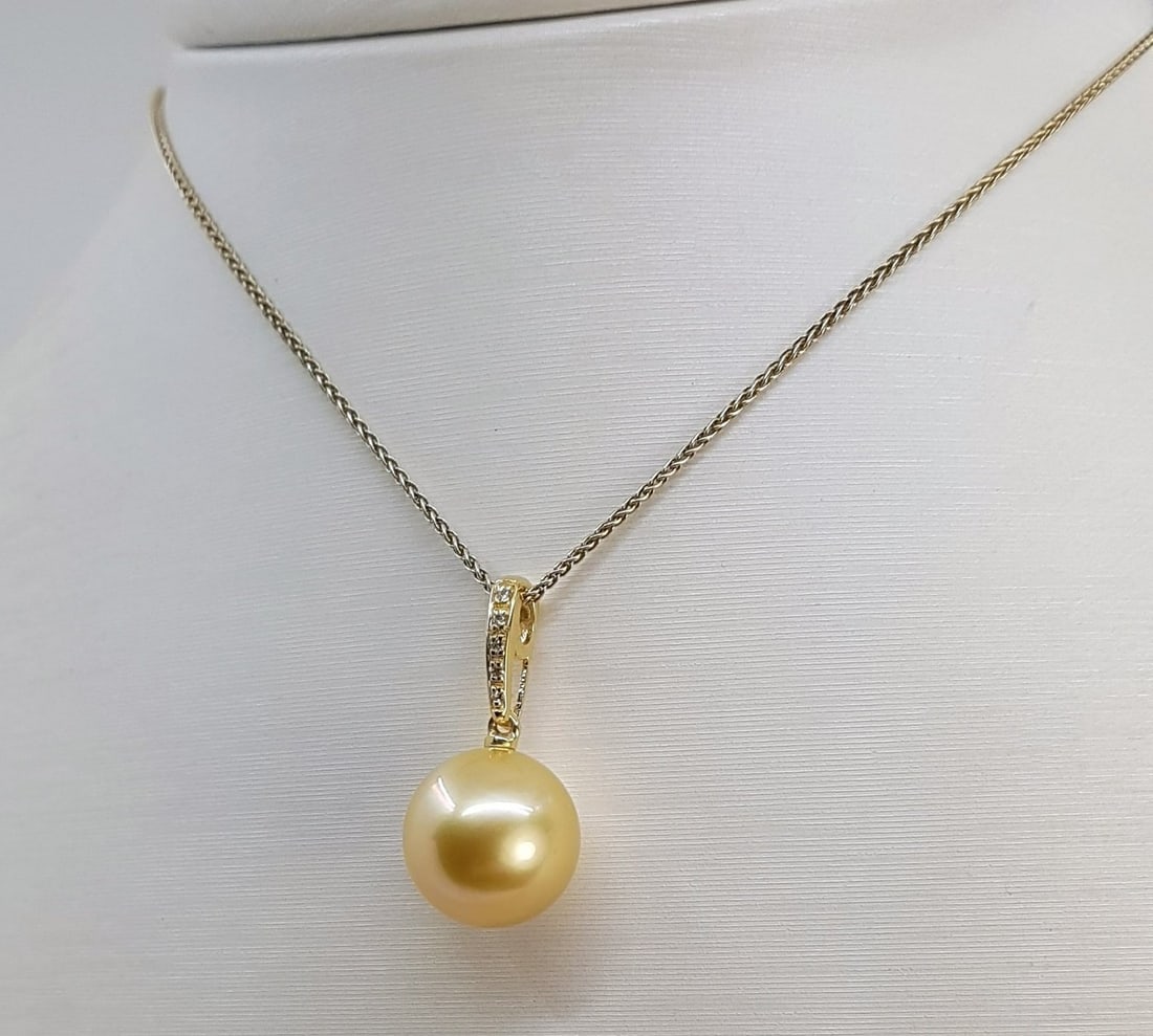 Necklace with pendant - 14 kt. Yellow gold - 0.04ct. tw. - 11x12mm South Sea Pearl - 2