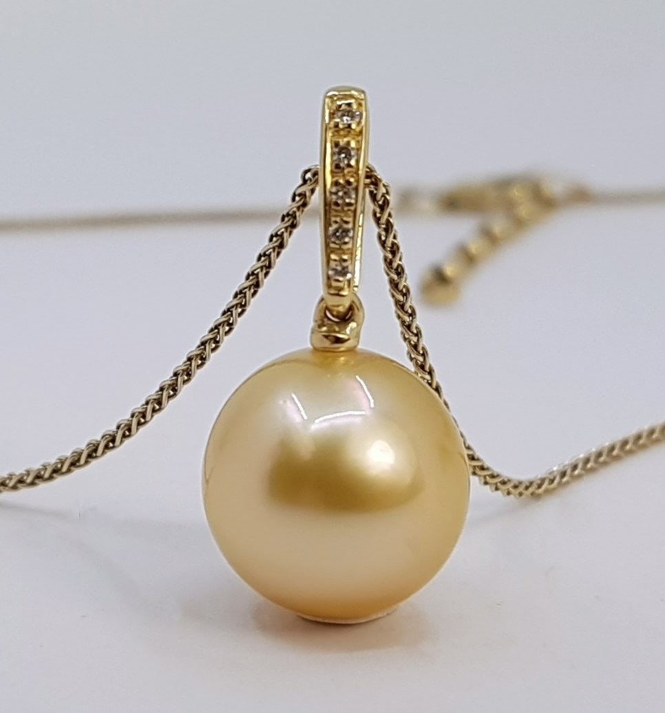 Necklace with pendant - 14 kt. Yellow gold - 0.04ct. tw. - 11x12mm South Sea Pearl - 5