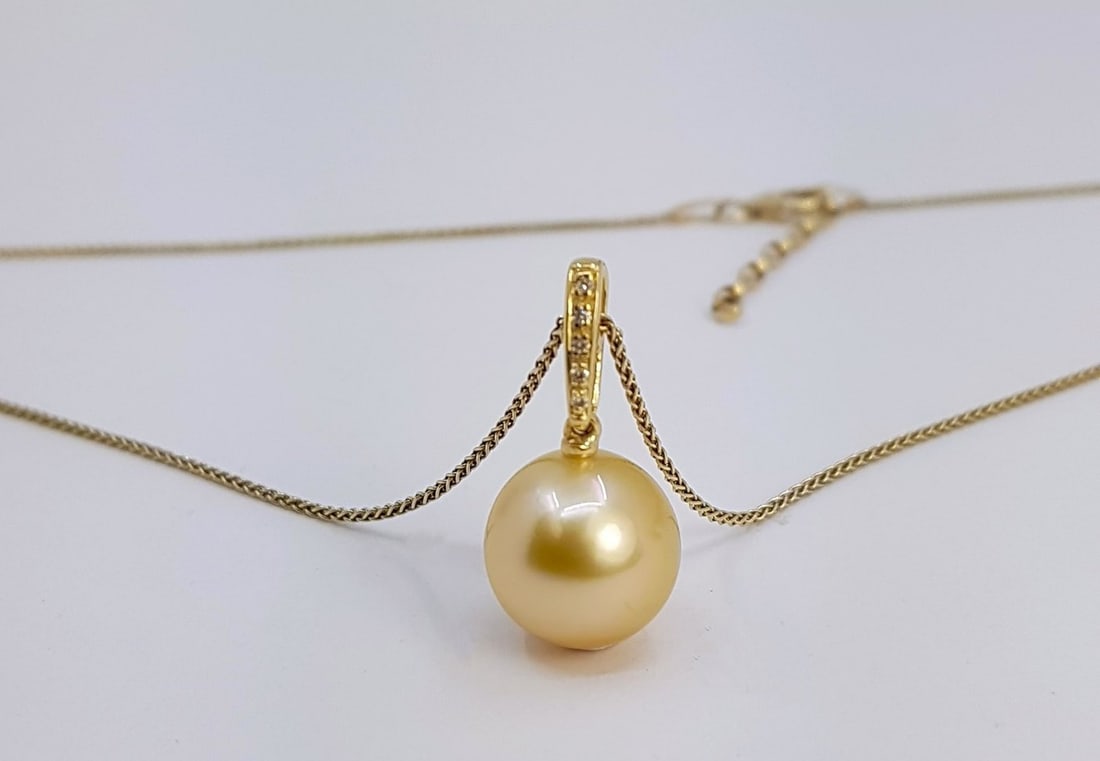 Necklace with pendant - 14 kt. Yellow gold - 0.04ct. tw. - 11x12mm South Sea Pearl - 6
