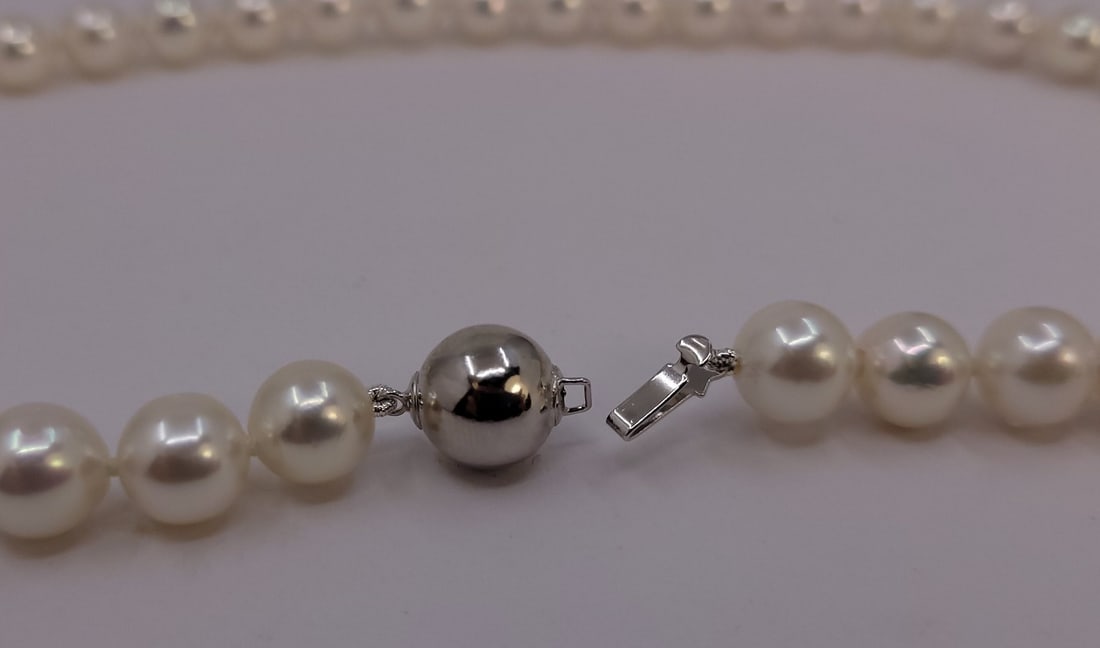 Necklace 8x8.5mm Bright Akoya pearls - 12