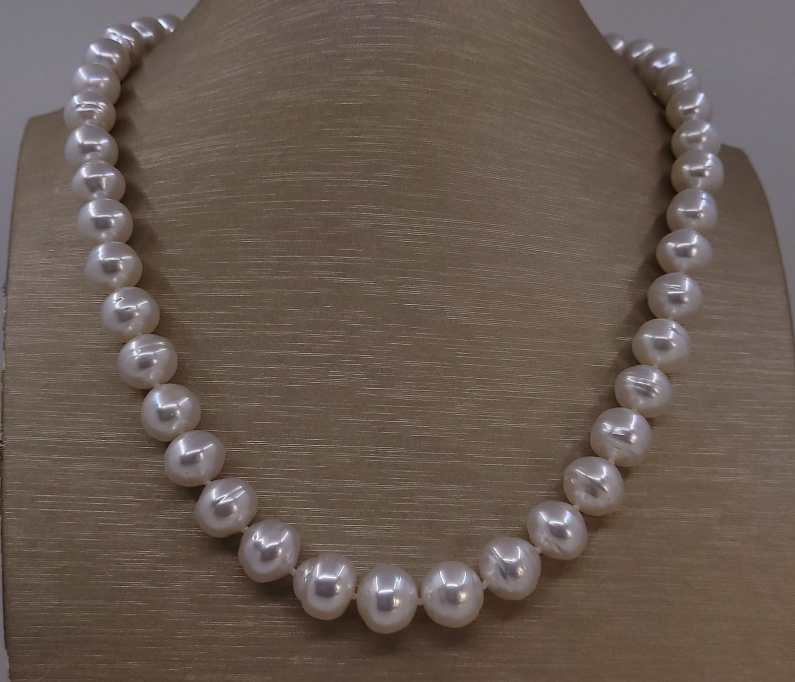Necklace PSL Certified Australian South Sea Pearls - 9.0x11.2mm: Title: Necklace PSL Certified Australian South Sea Pearls - 9.0x11.2mm Description: This necklace is in the category of the strongest Teri according to the tested results and the P.S.L criteria. Emerg