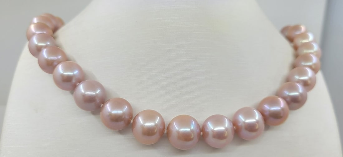 10.5x13.5mm Pink Edison Pearls - 14 kt. White gold - Necklace: Title: 10.5x13.5mm Pink Edison Pearls - 14 kt. White gold - Necklace Description: This necklace will stand out for its radiant glow ! Most freshwater pearls are nucleated by tissue, but Edison