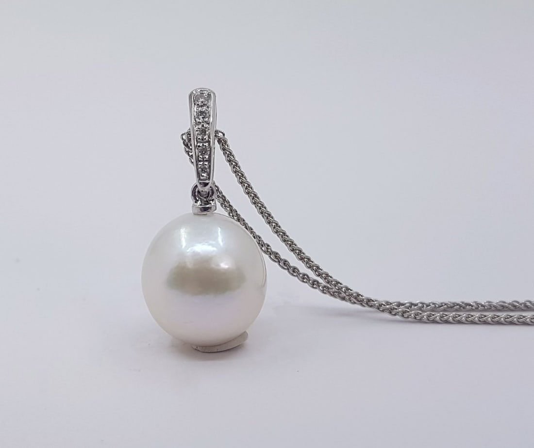 11.5mm Vibrant White Edison Freshwater Pearl - 0.04ct - 14 kt. White gold - Necklace with pendant - 7