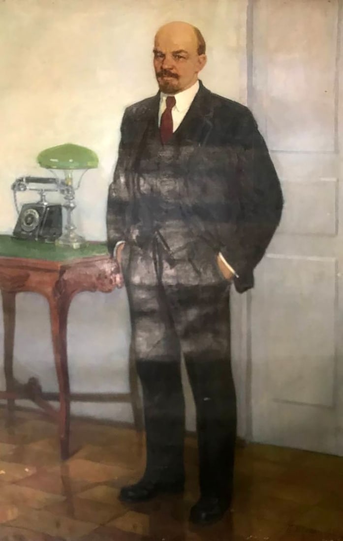 Oil painting Portrait of Lenin Bilan Petr Ilyich: Title: Oil painting Portrait of Lenin Bilan Petr Ilyich Description: There are a couple for this oil painting. You can buy one or buy both. The last picture will show you how it looks in a pair. You