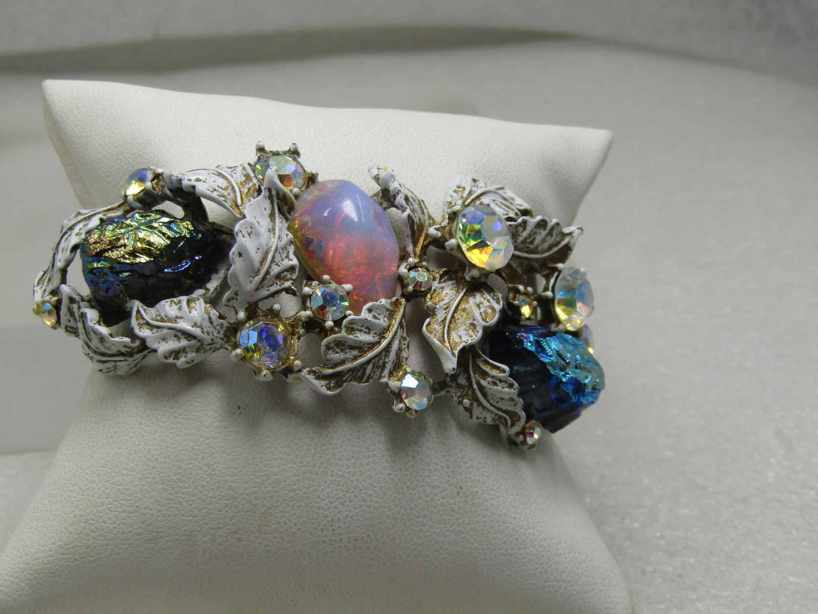 Vintage HAR Leaf Clamper Bracelet,White/Gold Enamel Washed with Lava Rocks, 6.5": Vintage HAR Leaf Clamper Bracelet,White/Gold Enamel Washed with Lava Rocks, 6.5". This has aurora borealis clear stones accenting the bracelet in graduated sizes and two lava rocks with purples and