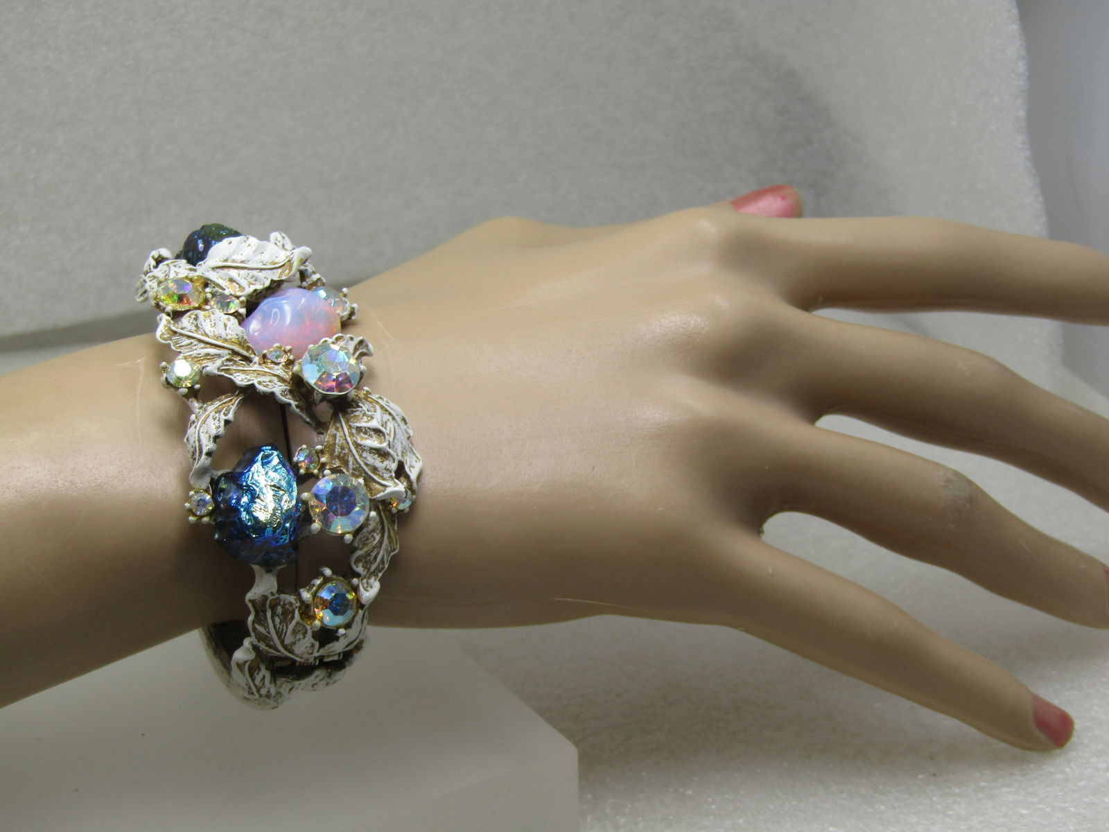 Vintage HAR Leaf Clamper Bracelet,White/Gold Enamel Washed with Lava Rocks, 6.5" - 8