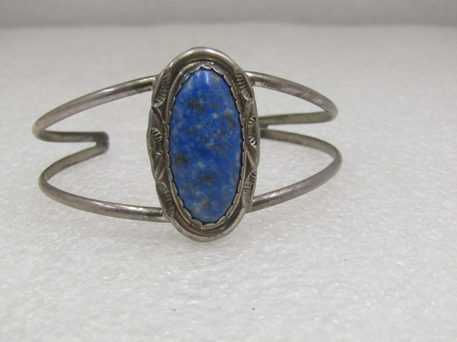 Vintage Sterling Southwestern Sodalite Cuff Bracelet, 6.5" Signed TT: Vintage Sterling Southwestern Sodalite Cuff Bracelet, 6.5" Signed TT. Weight is appx. 16.09 gr. this has a 25mm by 12mm sodalite stone set in a bezel-frame with a stamped wider base. The bracelet top