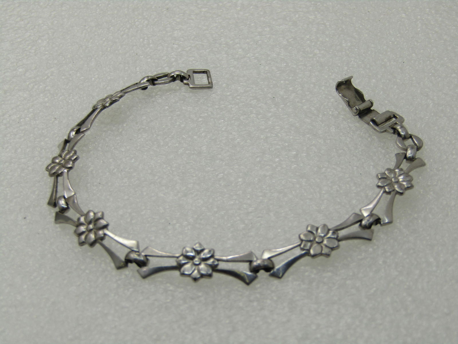 Vintage Sterling Silver Floral Wre Bracelet, 7.25", 7mm, 1960's-1970's W. E. Richards: Vintage Sterling Silver Floral Bracelet, WRE for W. E. Richards, 7.25", 7mm, appx. 7.94 grms. 1970's. Each link has a floral blossom in the center of an open tapered link that gets wider at the edges
