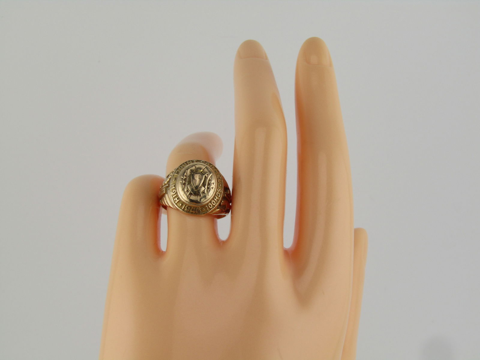 Vintage 10kt Mt. Carmel Class Ring. Sz. 8, 1946 - 7