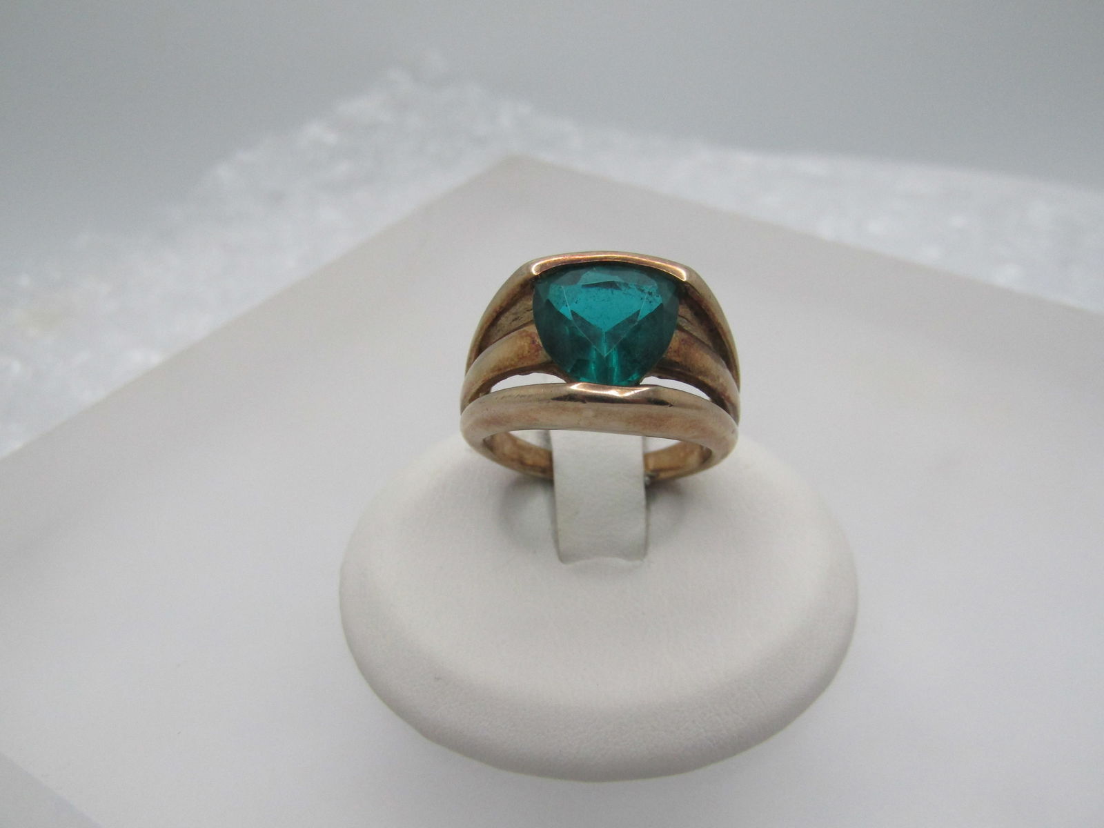 Vintage Gold Over Sterling Green Stone Ring, Sz. 6, Triangular Cut: Vintage Gold Over Sterling Green Stone Ring, Sz. 6, Triangular Cut. This is marked .925 and tested. Weight is appx. 6.27 gr. It has a maker's mark that is unknown to me. The stone is an emerald