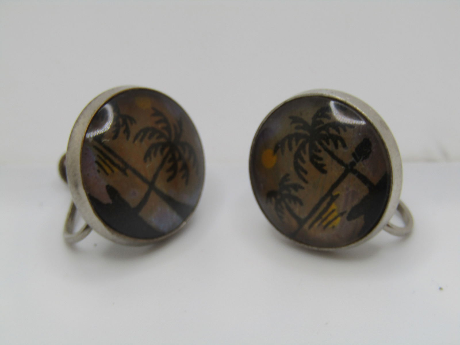 Vintage Morpho Beach Scene Earrings, Screwback, 1950's-1960's - 4