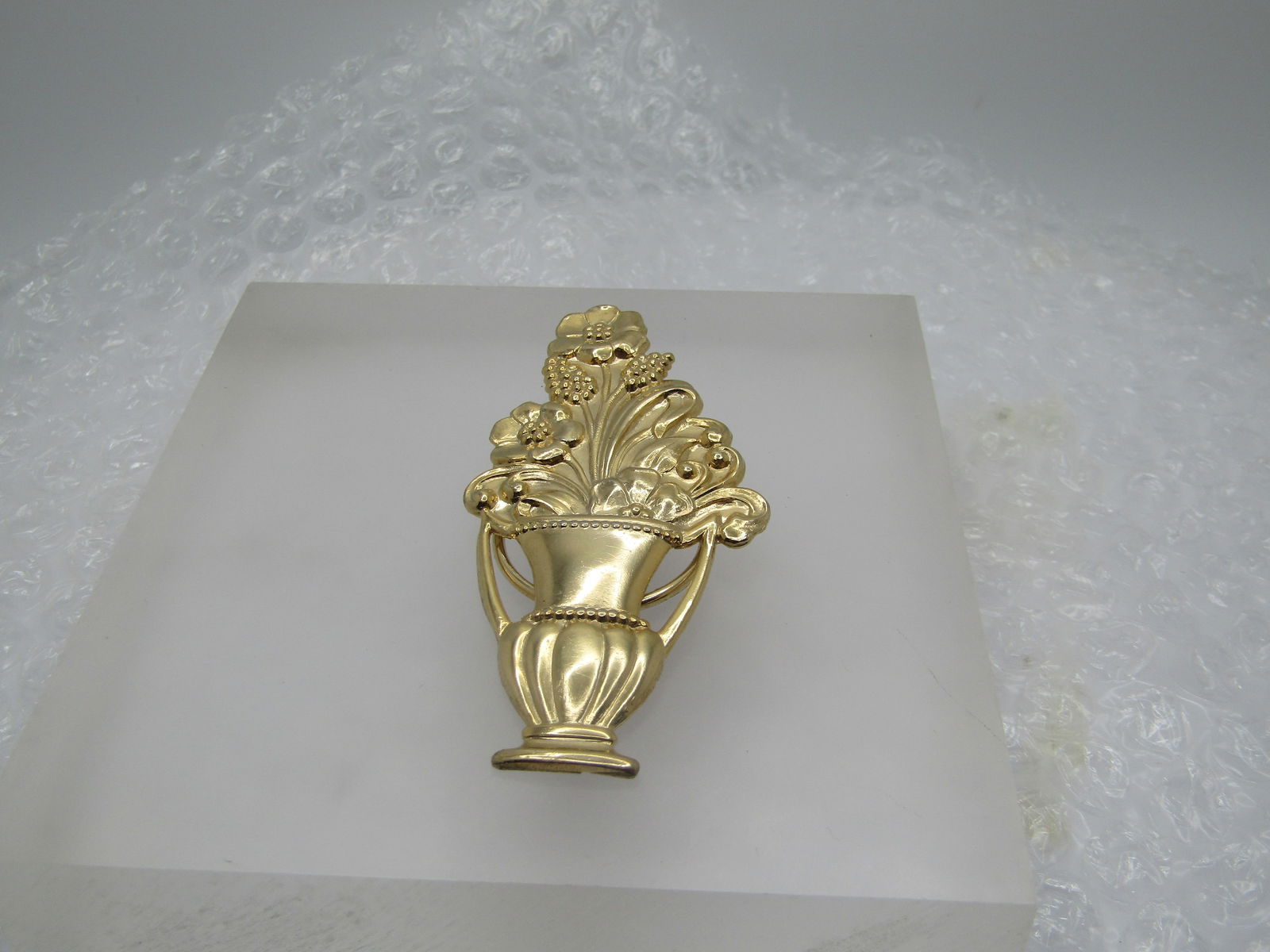 Vintage Floral Urn Scarf Clip 1960's-1970's, 3": Vintage Floral Urn Scarf Clip 1960's-1970's, 3" tall nd 1.5" wide. Gold tone. It is in very good condition. Not signed by the maker. (W111222.5 SS9096 J LD 12/19/22). Reserve: $25.00 