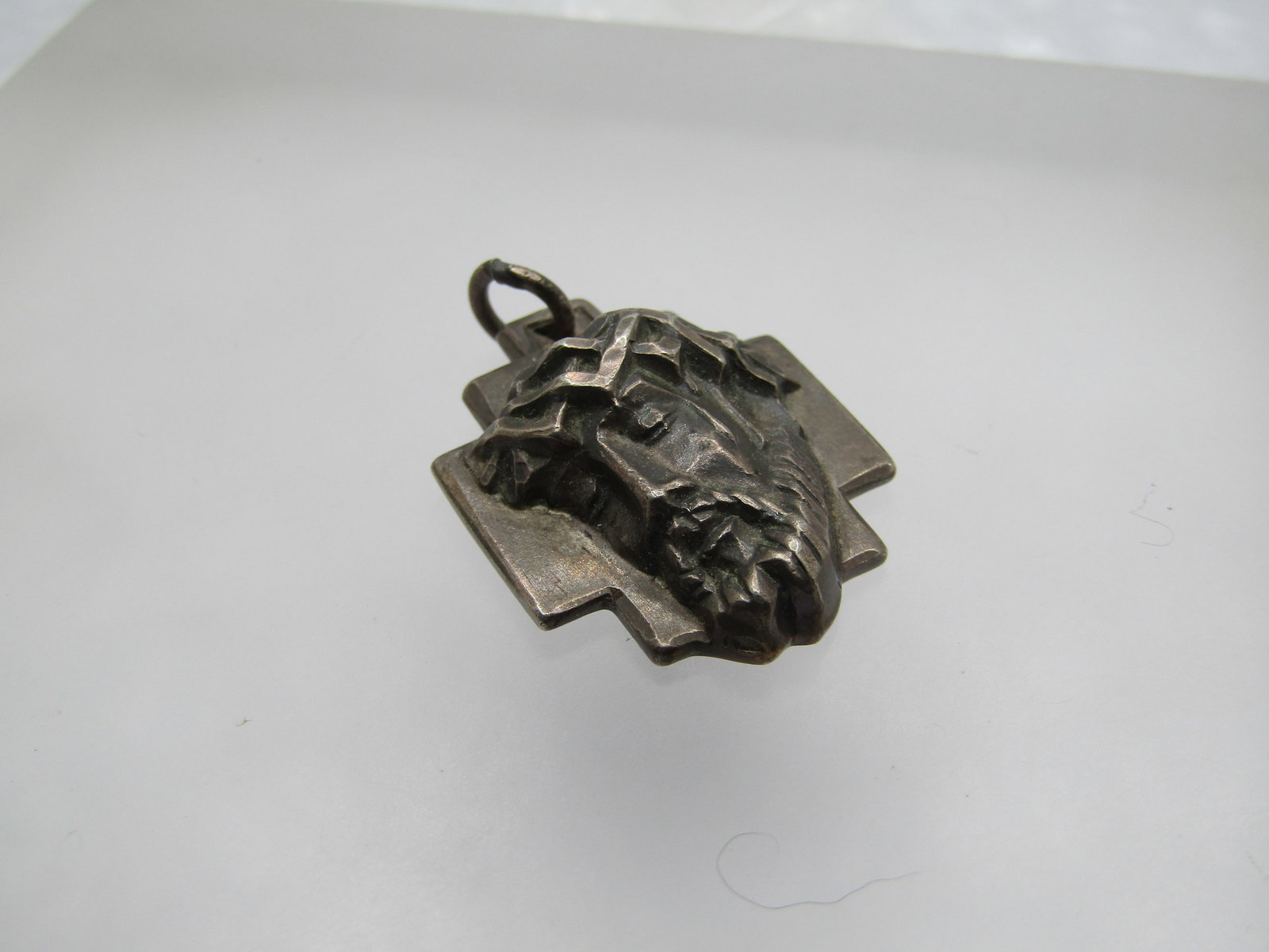 Vintage Sterling Jesus Thorns, Cross Pendant, Creed, Pre 1950's: Vintage Sterling Jesus Thorns, Cross Pendant, Creed, Pre 1950's. Weight of this is 16.48 gr. The background is a wide cross with Jesus' face pointing to the left as you look at him with a crown of