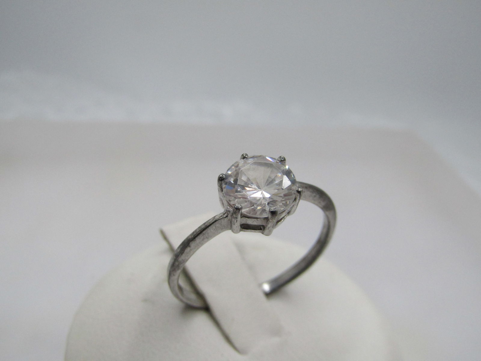 Vintage Sterling Clear CZ Ring, Sz. 8, Engagement. .80 ctw: Vintage Sterling Clear CZ Ring, Sz. 8, Engagement. .80 ctw. Stering solitare engagement ring with a clear stone that is appx. 6.5mm across held with six prongs. It is a size 8. It is marked .925 and t