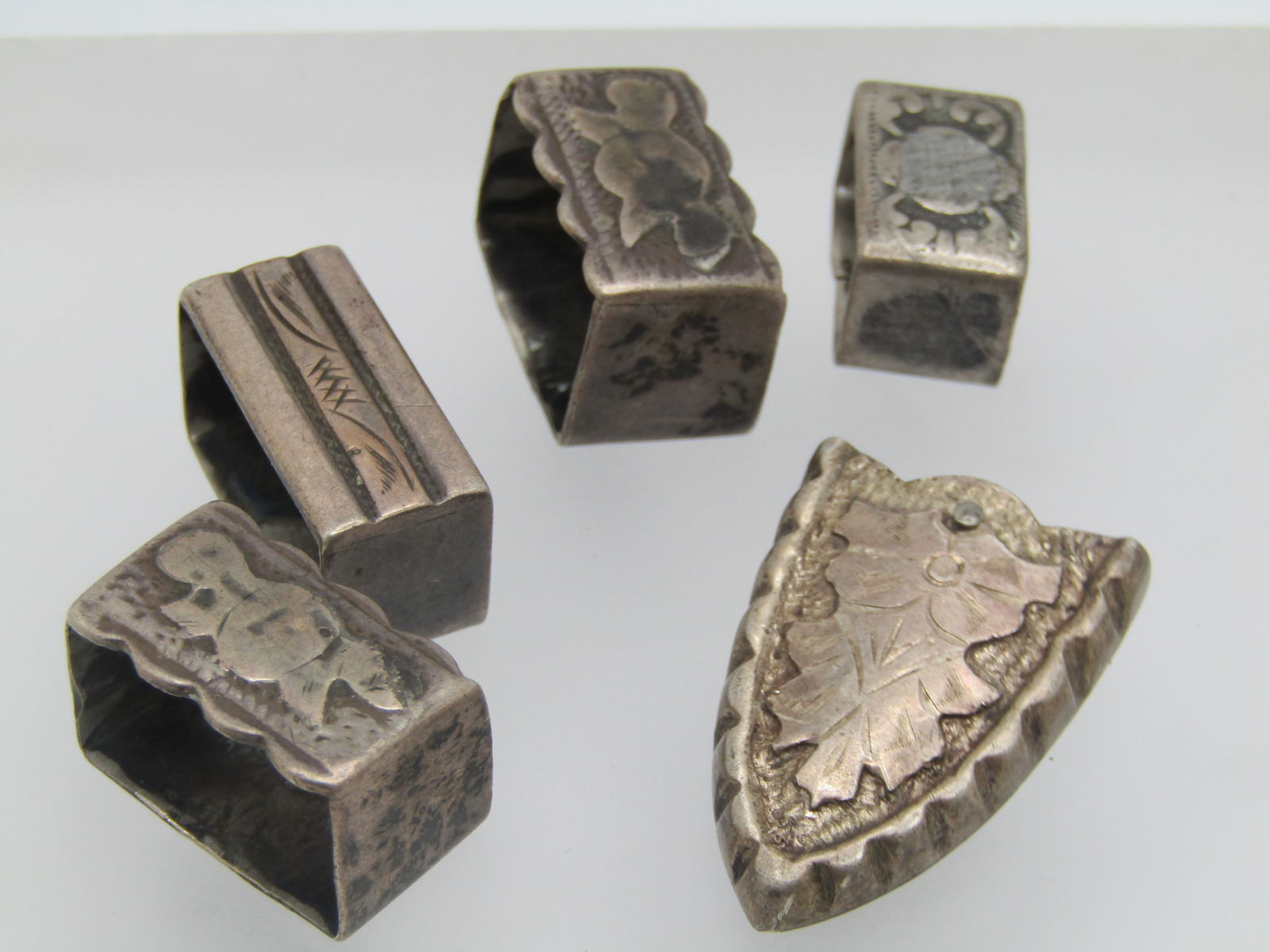 Vintage Sterling Southwestern Ranger Belt Pieces, Tip and 4 Keepers, Mexico: Vintage Sterling Ranger Belt Pieces, Tip and 4 Keepers, Mexico. These are estimated to be 1940's-1950's. 3 keepers that are appx. 3/4" wide and 1/2" tall and one that is slightly smaller at 5/8"