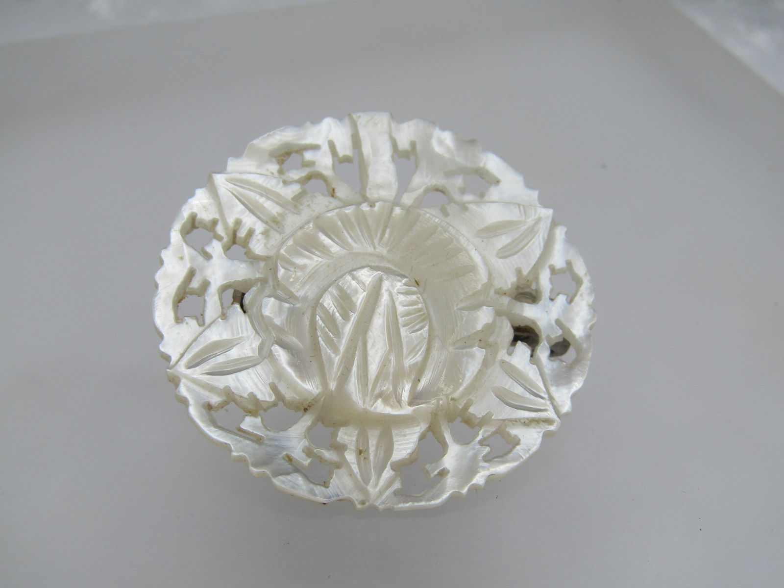 Vintage Carved Mother-of-Pearl Filigree Floral Brooch - 4