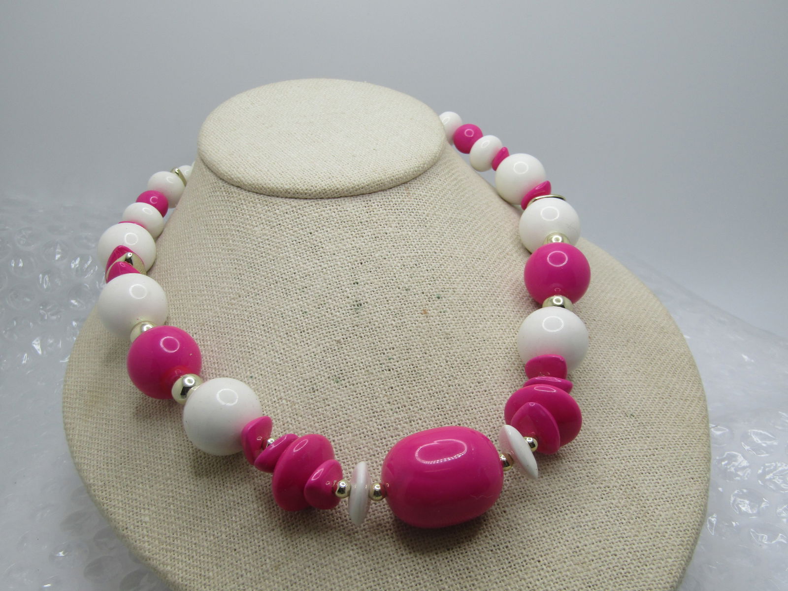 Vintage Pink & White Lucite Beaded Necklace, 18", Graduated. - 3