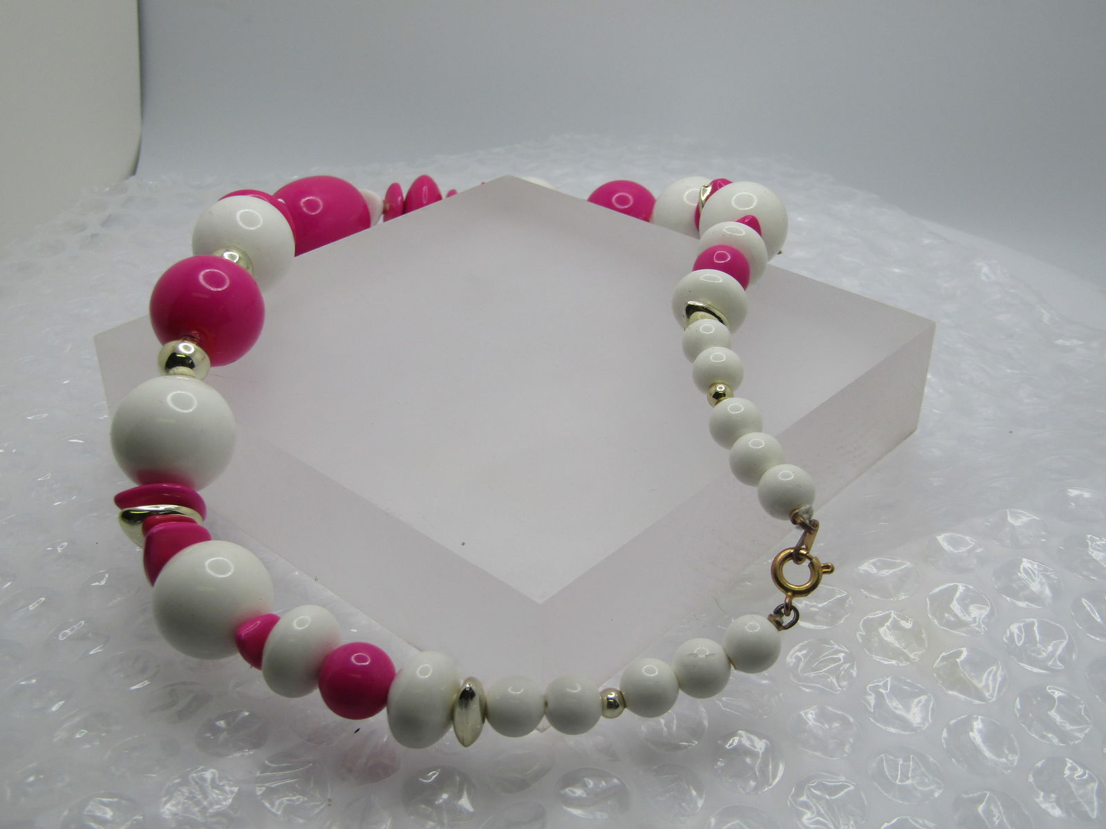 Vintage Pink & White Lucite Beaded Necklace, 18", Graduated. - 5