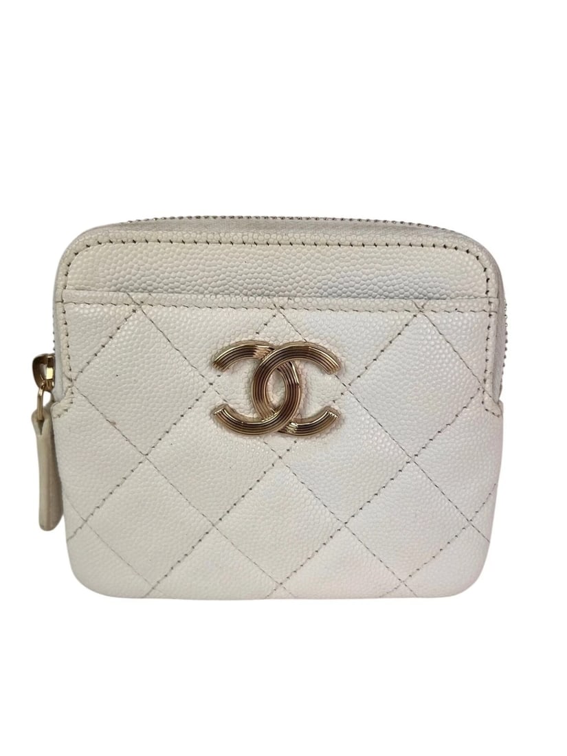Chanel Caviar Quilted CC Zip Card Holder White Wallet: Title: Chanel Caviar Quilted CC Zip Card Holder White Wallet Description: Pre-Owned 100% Authentic Chanel Caviar Quilted CC Zip Card Holder White Wallet RATING: B...Very Good, well maintained, 
