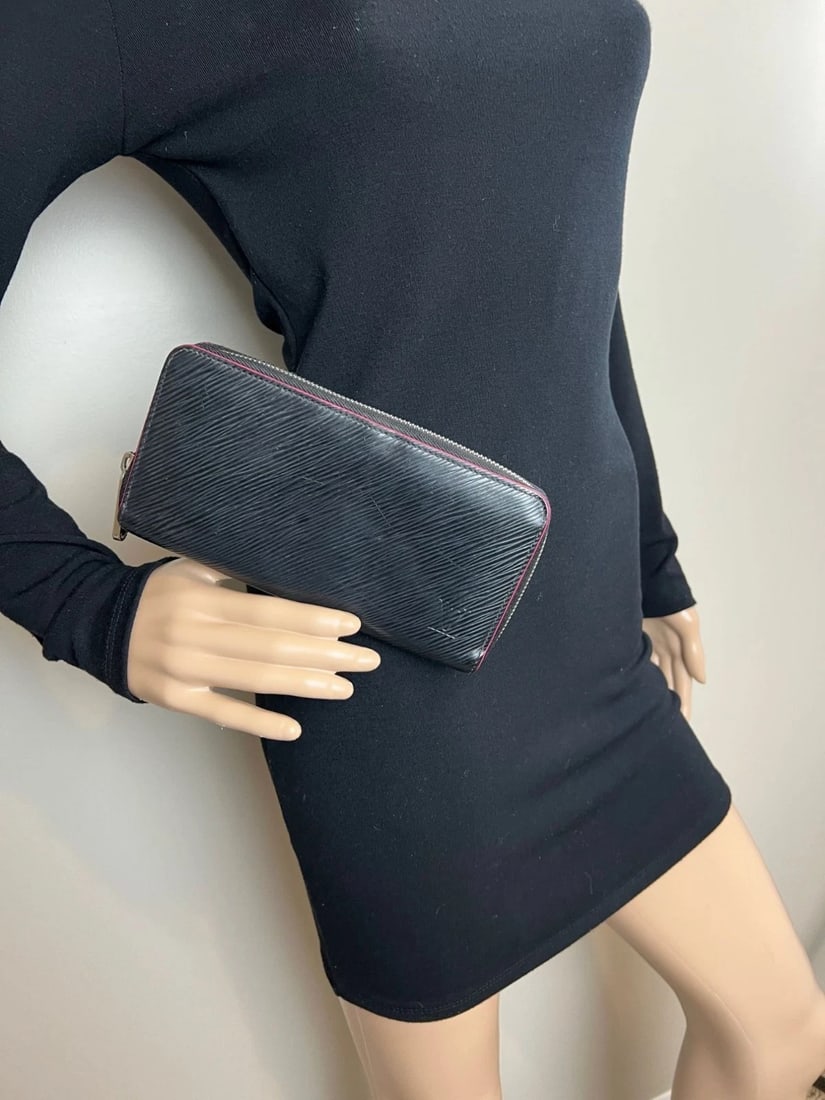 Louis Vuitton Black Epi Leather Zippy Wallet Clutch - 14